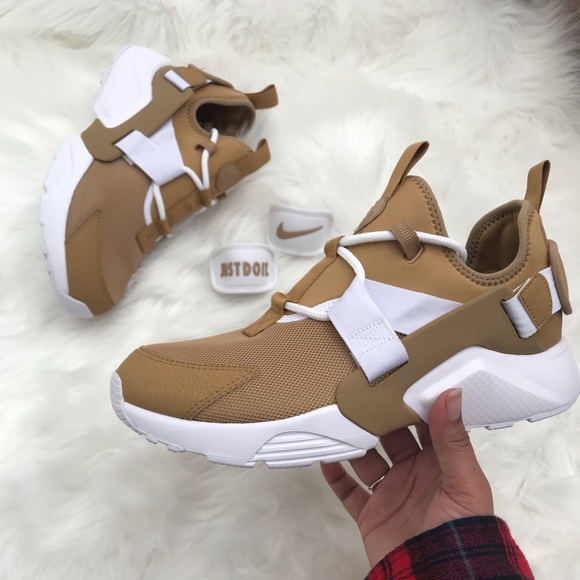 Nike Shoes - 🌸 Women’s Nike Air Huarache 🌸